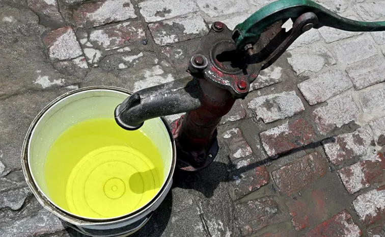Ground­wa­ter that glows yel­low green