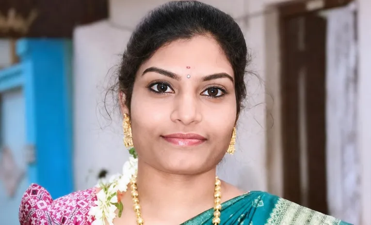Training Deputy Tahsildar Ends Life In Mahabubabad