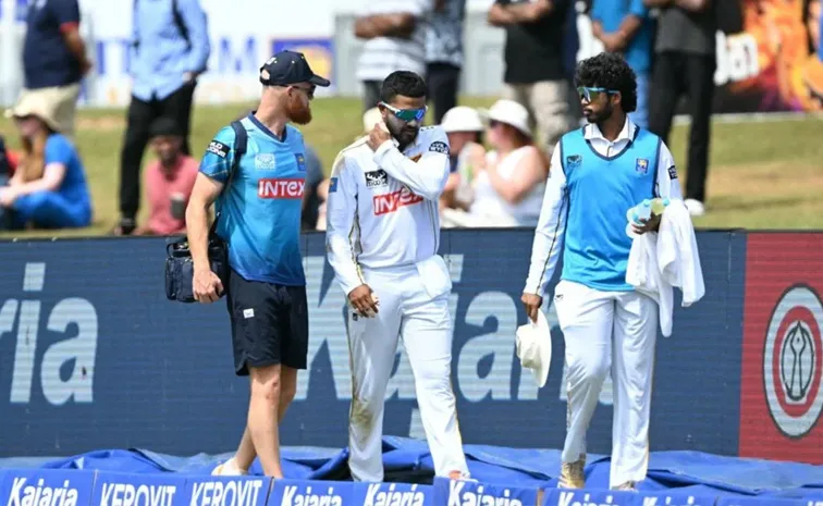 Dinesh-chandimal-Taken-Hospital-After-Neck-Injury-1st Test-Galle