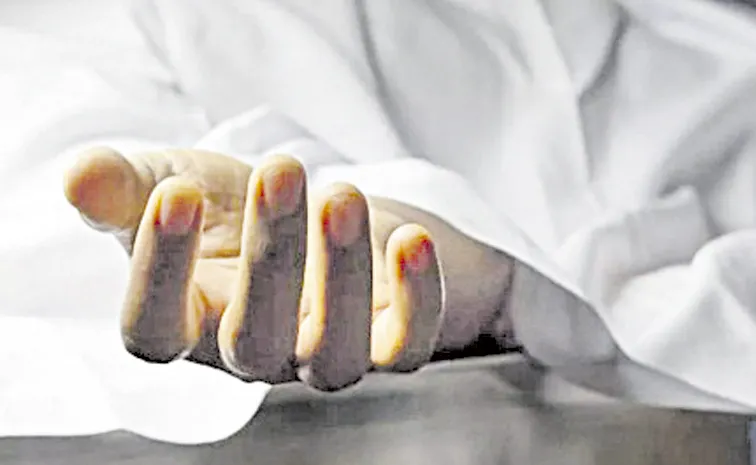ప్రహరీ కూలి పదో తరగతి విద్యార్థి మృతి
