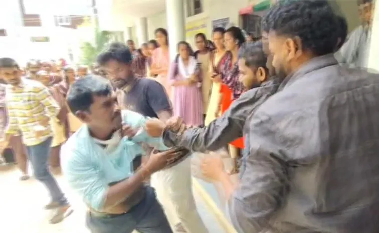 విద్యార్థినుల వేధింపుల విషయంలో లెక్చరర్‌కు ఏబీవీపీ దేహశుద్ధి!