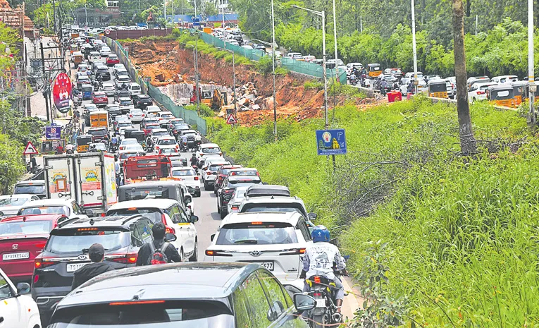 కేబీఆర్‌ చుట్టూ వాహనదారులకు చుక్కలు 