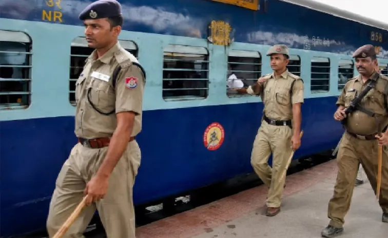 ఇదేందిరా సామీ.. కుర్చీ కోసం రైలు ఆపిన గార్డు!