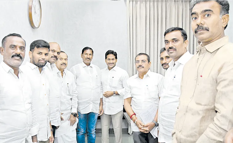 YSR Kadapa District Farmers Meet Former CM YS Jagan