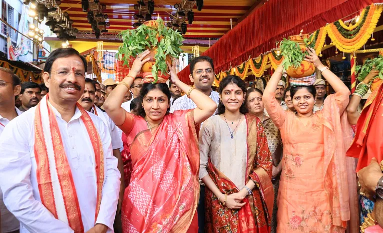 Cp Sajjanar Visited Ujjaini Mahankali Temple
