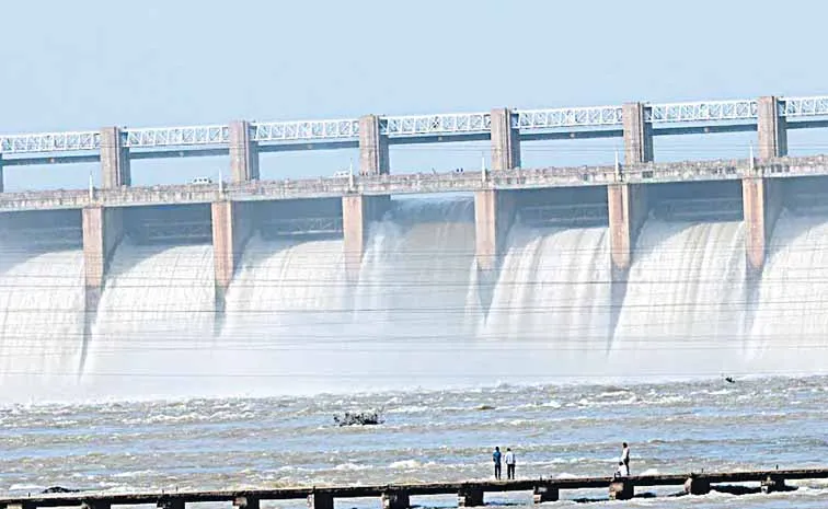 Karnataka farmers block LLC water