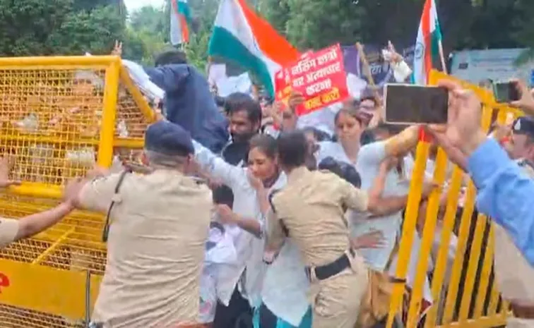 బీజేపీ ఎంపీకి బిగ్‌ షాక్‌.. బారికేడ్లు బద్దలుకొట్టి దూసుకొచ్చిన విద్యార్థులు!