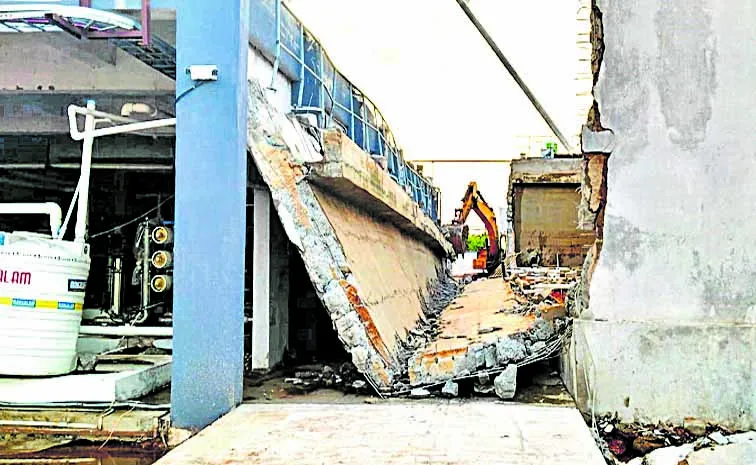 Huge tank collapses at ethanol factory