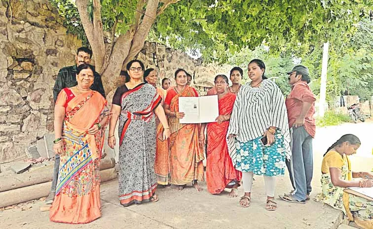 35 families protest in Tadepalli