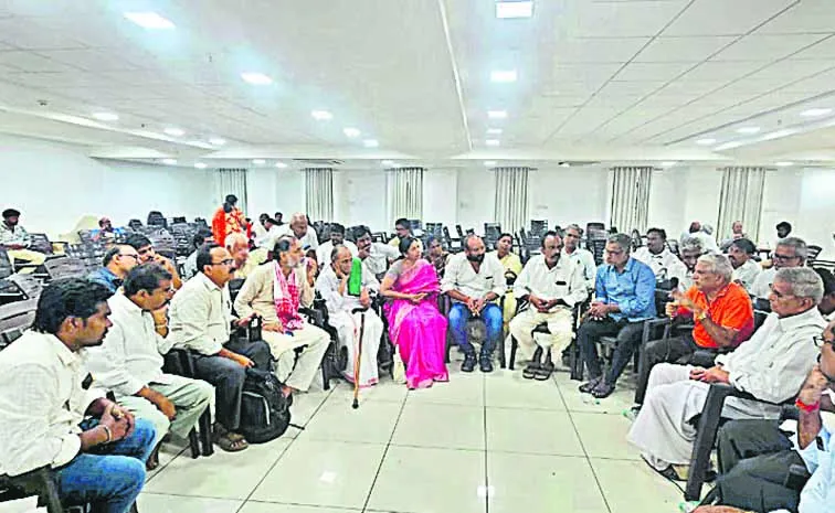 Farmers explain Chandrababu Naidus pressure in the name of land pooling