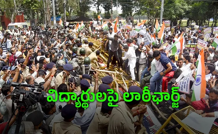 students protesting  in patna break barricades 