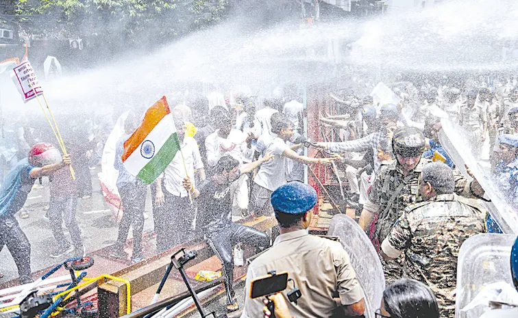 Patna Students Clash With Police