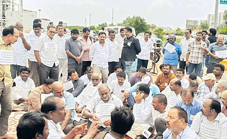 Contractors protest in front of Deputy CMs house