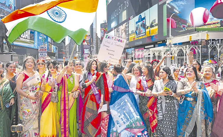 టైమ్స్‌ స్క్వేర్‌ వేదికగా చీర ఘనత