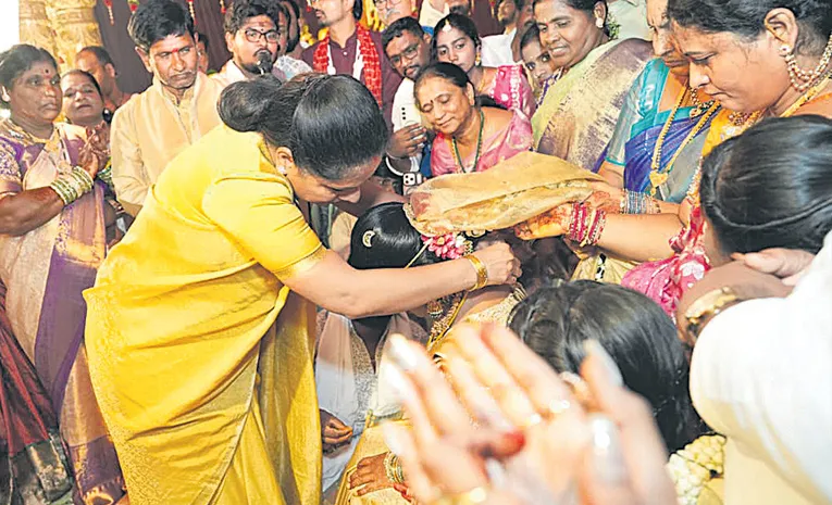 వధువు మెడలో తాళి కట్టిన కల్వకుంట్ల కవిత