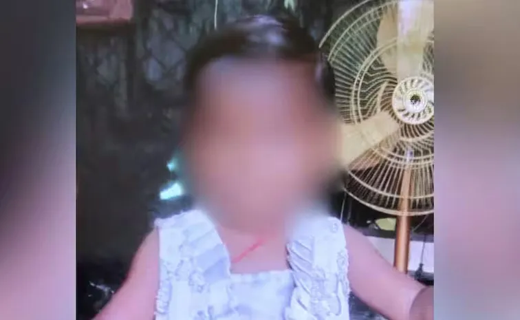 వేడి కూరలో పడి చిన్నారి దుర్మరణం