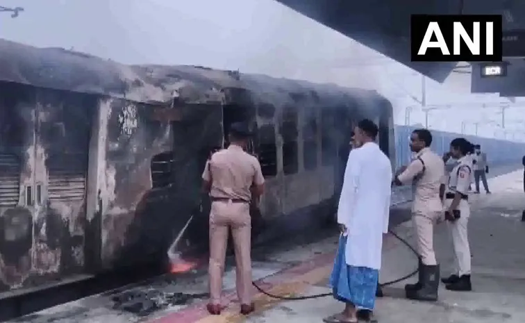 Fire Breaks Out in Samastipur-Saharsa Passenger Train Engine in Bihar All Passengers Safe