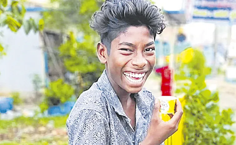 నవ్వుతో నెట్టింట గెలిచాడు!