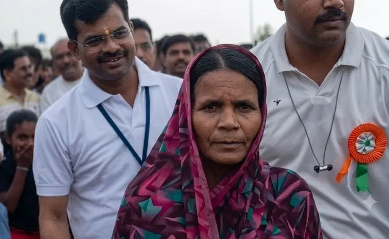47 Year Old Women Runs Marathon Barefoot In Saree To Pay Daughters Fees