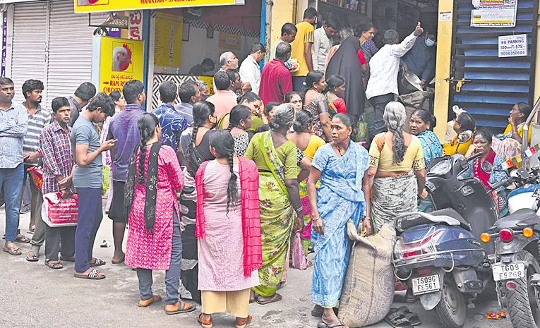 రేషన్‌ షాపుల వద్ద జనం పోటెత్తారు!