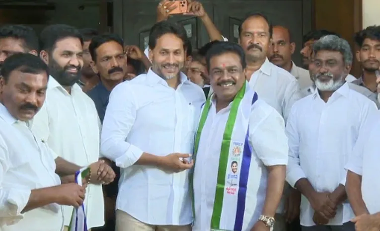 రెపల్లెలో టీడీపీకి బిగ్‌షాక్‌.. వైఎస్సార్‌సీపీలో చేరిన గూడపాటి శ్రీనివాసరావు