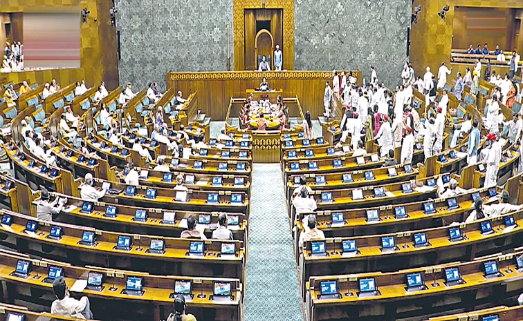 ఆగని నినాదాలు కొనసాగిన వాయిదాలు!