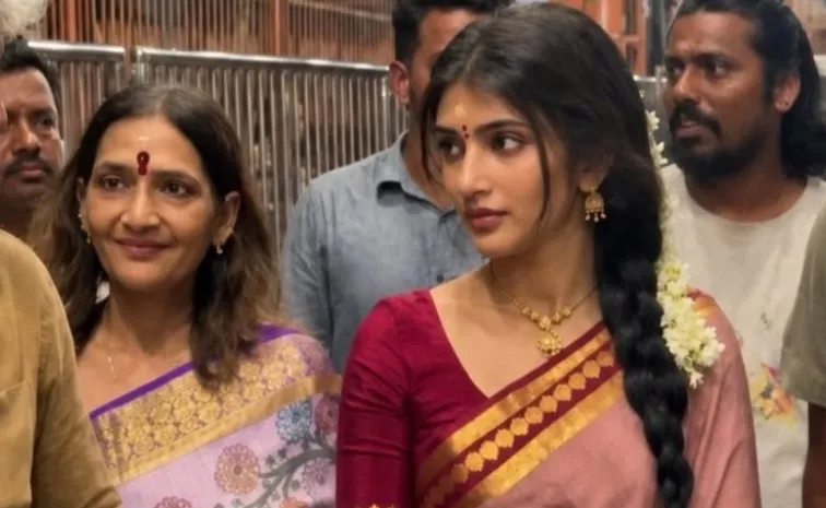 Tollywood actress Sreeleela Visits arunachala Temple with her mother