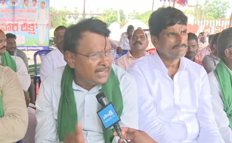 అవనిగడ్డలో మాజీ ఎమ్మెల్యే సింహాద్రి  రమేష్‌ నిరాహార దీక్ష