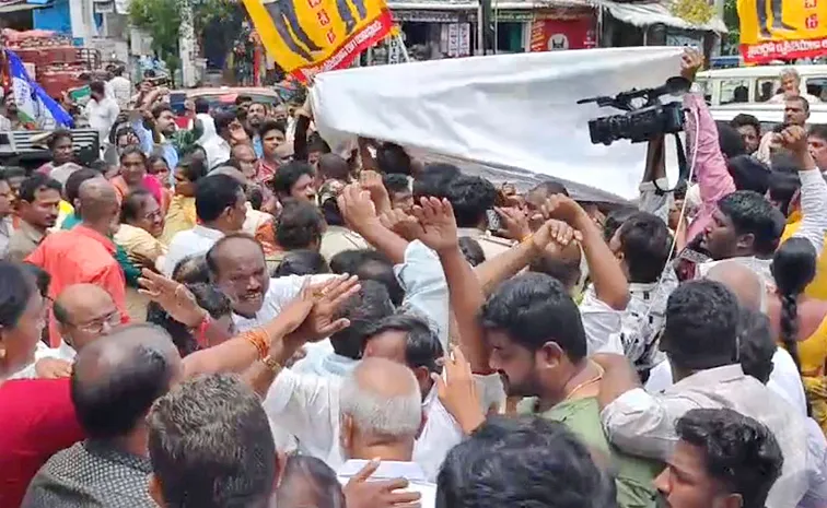 విజయవాడలో ఉద్రిక్తత.. బోండా ఉమా దౌర్జన్యం