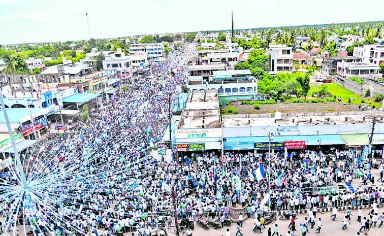 Tobacco farmers with YS Jagan at the tobacco auction center