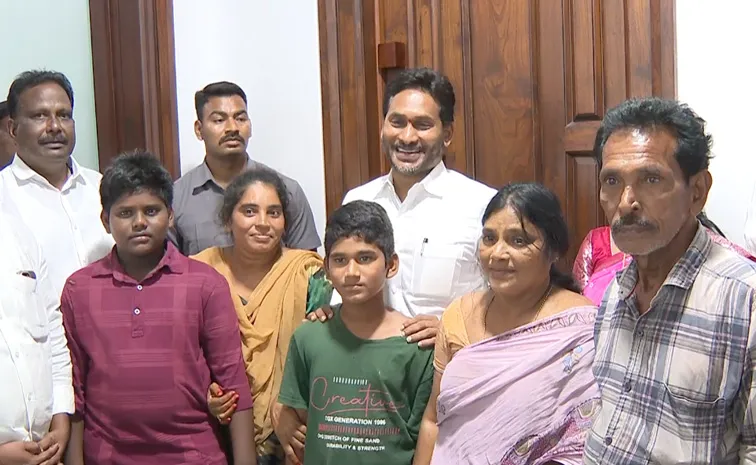 వైఎస్ జగన్‌ని కలిసిన దేవరపల్లి హోటల్ నిర్వాహకులు