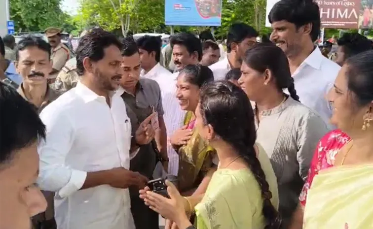 Junior College Lecturers Meet YS Jagan At Gannavaram