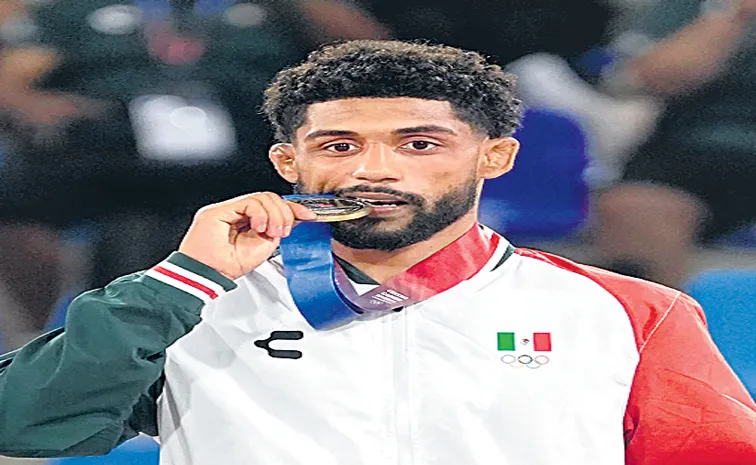 Olympic athletes biting their medals, explainations