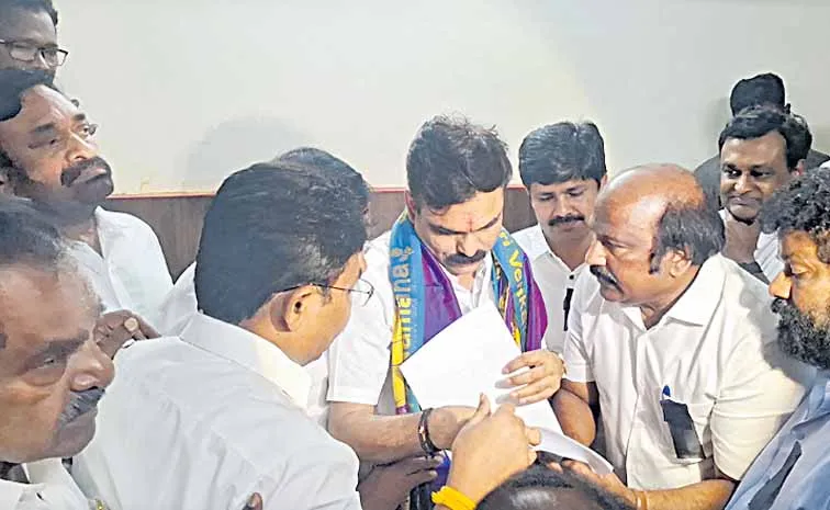 YSRCP team meets National SC Commission Chairman in Tirupati
