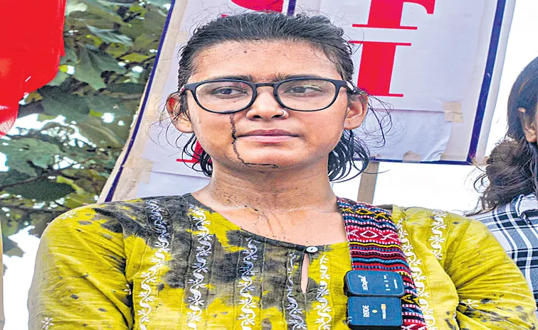AISA President Neha Bora faces ink attack during Jharkhand protest rally