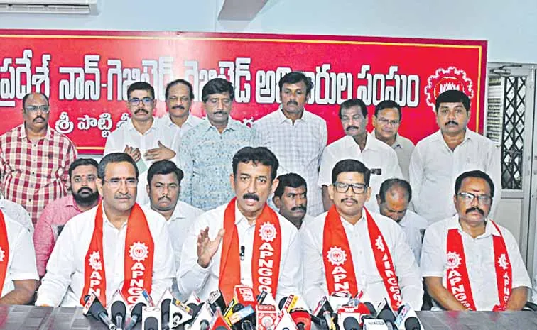 The state government is deceiving employees with lies