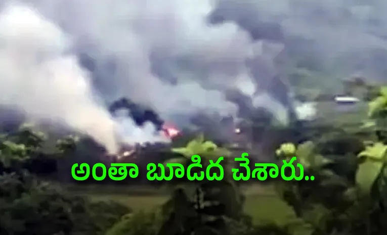 30 ఇళ్లకు నిప్పు అంటించి, దగ్ధం చేసిన దుండగులు
