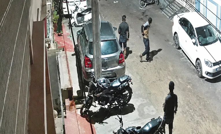 Midnight Thieves In Hyderabad