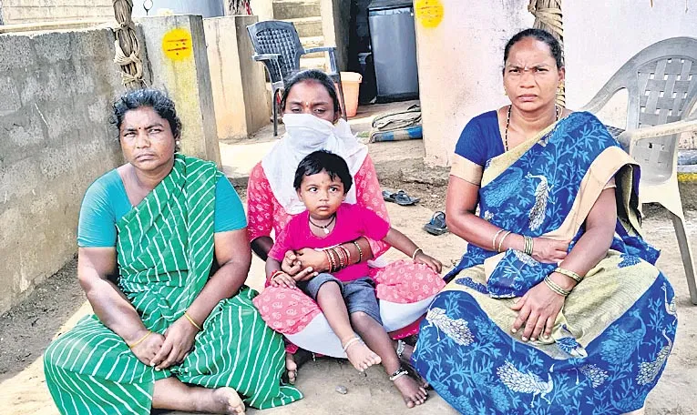 పసిబిడ్డతో అత్తింటి ఎదుట గర్భిణి కన్నీటి పోరాటం  
