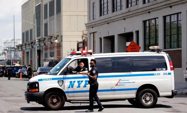 Woman Stabs Two in New Yorks Times Square One Dead Accused Shot Dead by Police4