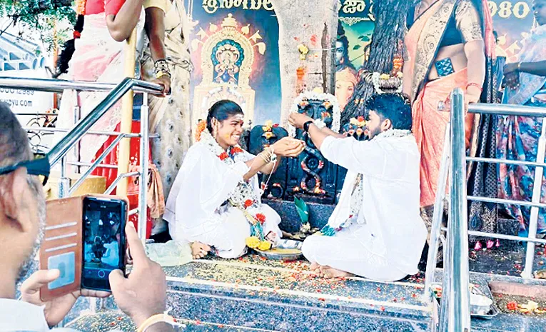 ట్రాన్స్‌జెండర్‌తో యువకుడి పెళ్లి  