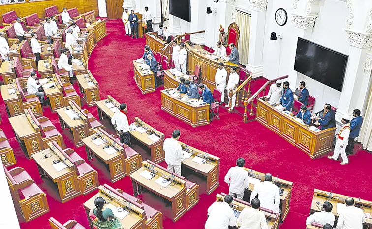 నినాదాల హోరు.. పాటల జోరు
