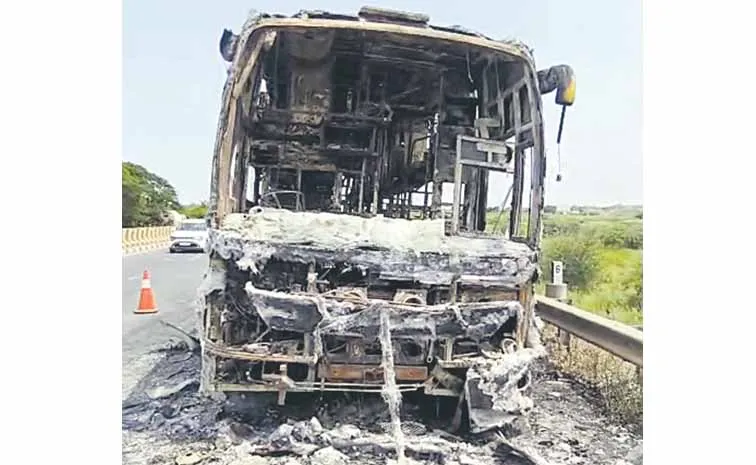 తిరుపతి జిల్లాలో ట్రావెల్స్‌ బస్సు దగ్ధం 