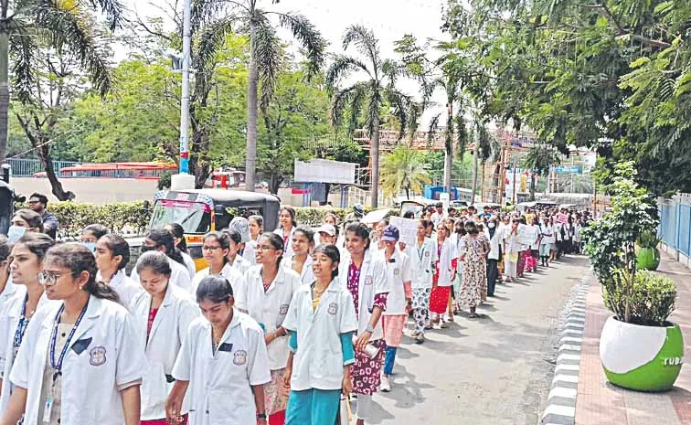 పారామెడికల్‌ విద్యార్థులపై ఖా‘కీచకం’