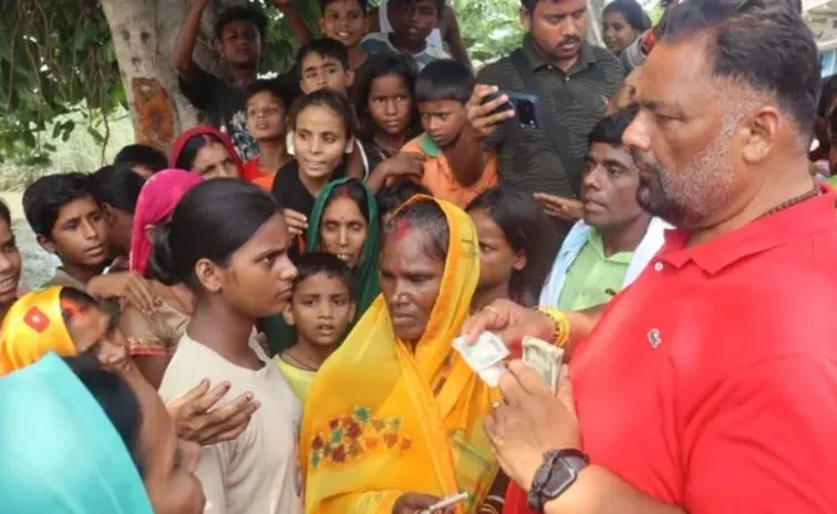   Pappu Yadav distributed 500 rupees each to flood victims