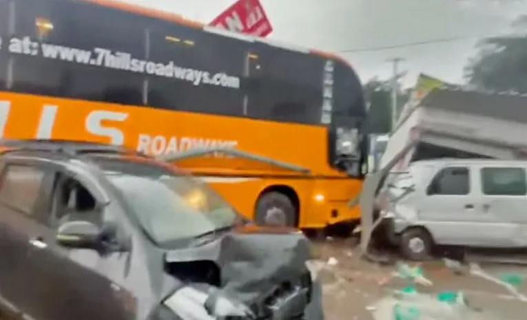 బస్సు బీభత్సం.. హోటల్‌లోకి దూసుకెళ్లి..