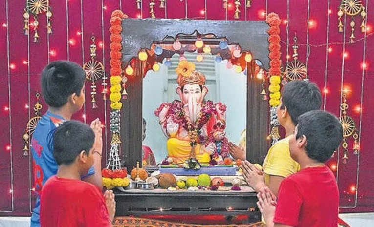 ఆడంబరాలకు దూరంగా.. వందేళ్ల 32 గణేశ మండపాలు