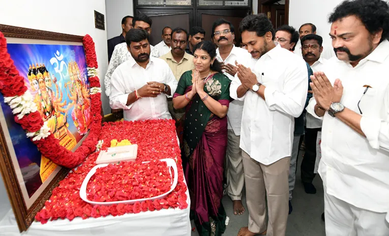 YS Jagan Pays Tribute to Bhagavan Vishwakarma