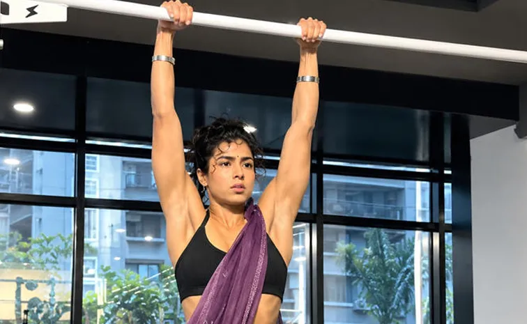 Samyuktha Hegde 106 pull ups in an hour in a sari viral video 1