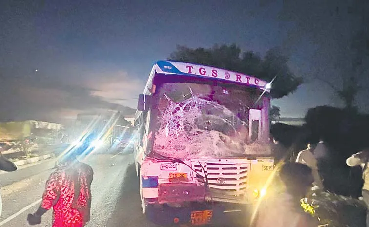 ట్రాక్టర్‌ ట్రాలీని ఢీకొన్న ఆర్టీసీ బస్సు..